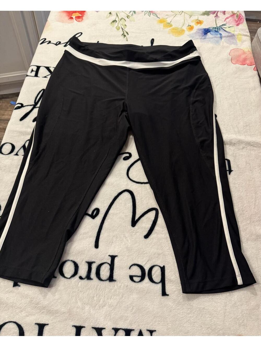 XERSION Black & White Low-Rise Fitted Capri Leggings – Size 1X (Average)